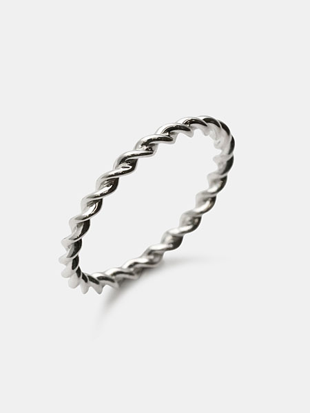 シルバーの鏡面仕上げを施した細身のリングの全体画像。