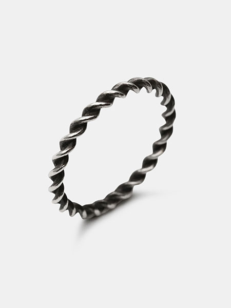 燻し仕上げを施したシルバーリングの全体画像。