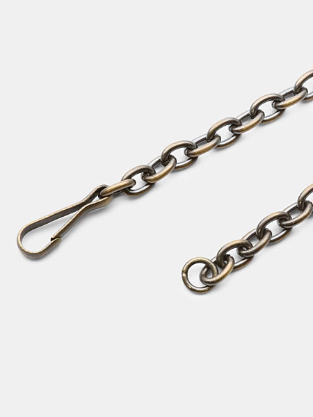 シンプルながら特徴的なデザインの板ナスカンを使ったブレスレットの留め具部分のアップ画像。