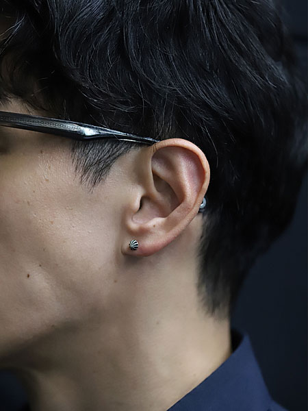 男性の耳元アップ着用画像。