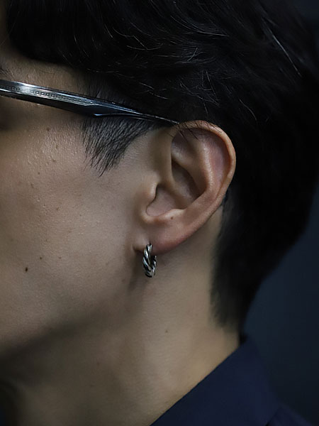 男性の耳元アップ着用画像。