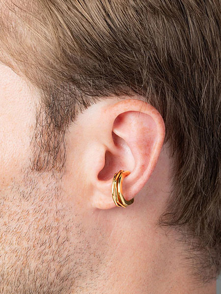 男性が耳にBolty Gold イヤーカフをつけた着用画像。