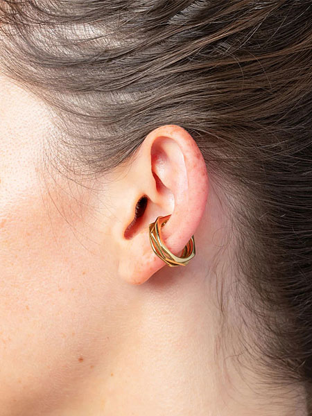 女性が耳にBolty Gold イヤーカフをつけた着用画像。