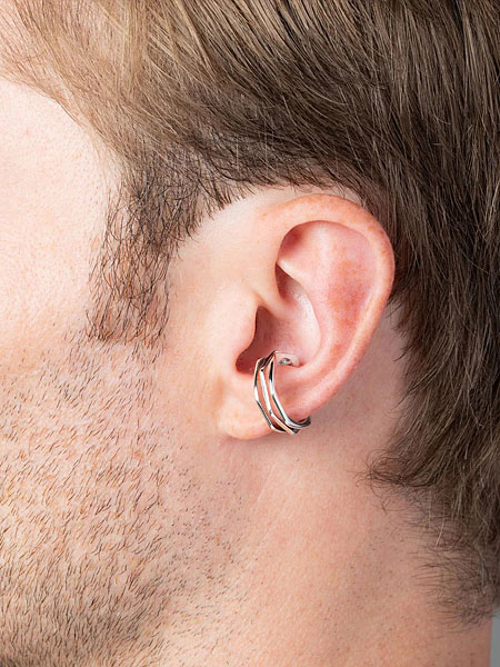 男性が耳にBolty Silver イヤーカフをつけた着用画像。