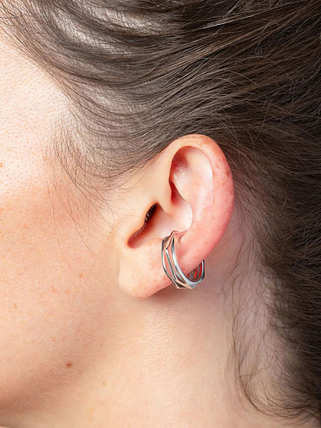 女性が耳にBolty Silver イヤーカフをつけた着用画像。