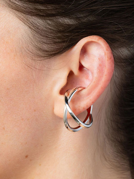 女性が耳にMarlo Silver イヤーカフをつけた着用画像。