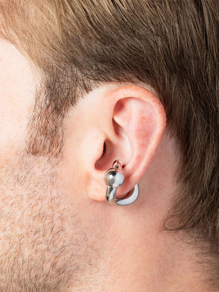 男性が耳にCurl Silver イヤーカフをつけた着用画像。