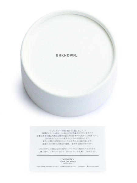 付属のブランド専用ボックスとカードの画像。