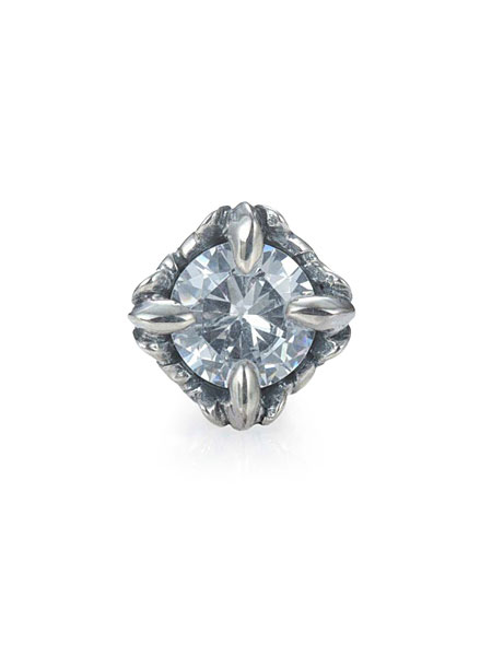 正面から撮影したピアスで、中央のクリアストーンがはっきり見える写真。