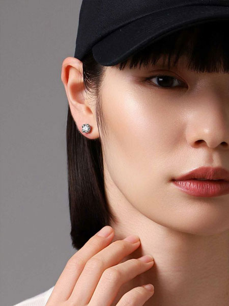 耳元にクリアストーンが光る様子がわかる、正面から写した女性の着用画像。