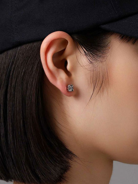 女性が横を向いた状態で着けているピアスを写した着用画像。