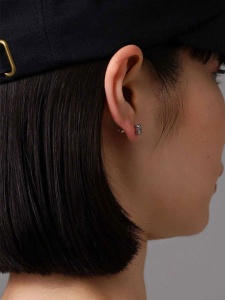 女性が着用した耳を斜め後ろから撮影し、キャッチとポストが見える写真。