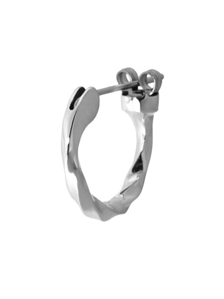 LION HEART ライオンハートのクロッシングピアス Mサイズを正面から撮影した画像。