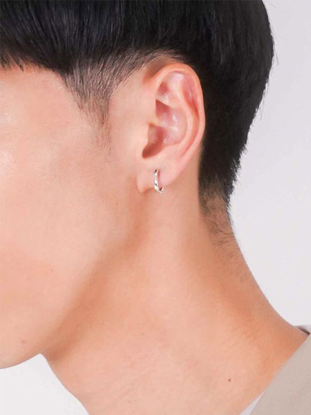 男性が横を向いた状態で、クロッシングピアスのSサイズを着用した耳元の画像。