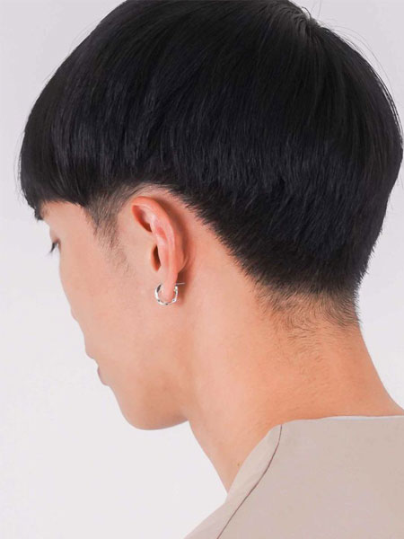 後ろから写した、クロッシングピアスのSサイズを着用した画像。
