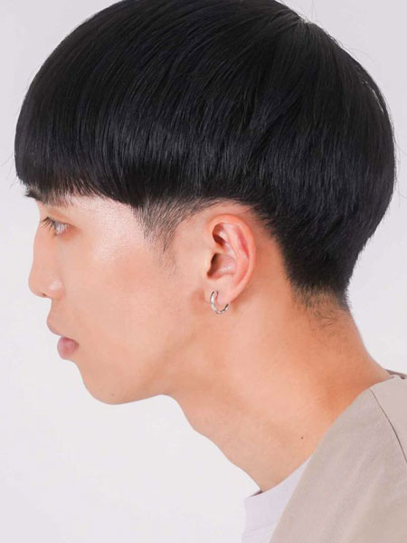 男性が横を向いた状態で、クロッシングピアスのMサイズを着用した耳元の画像。