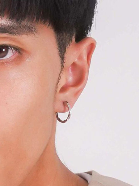 正面から写した、クロッシングピアスのLサイズを着用した耳元の画像。