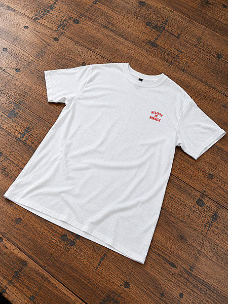 胸元にブランドロゴのみを配したTシャツのフロント画像で、バックプリントとのコントラストが楽しめるシンプルなデザインです。