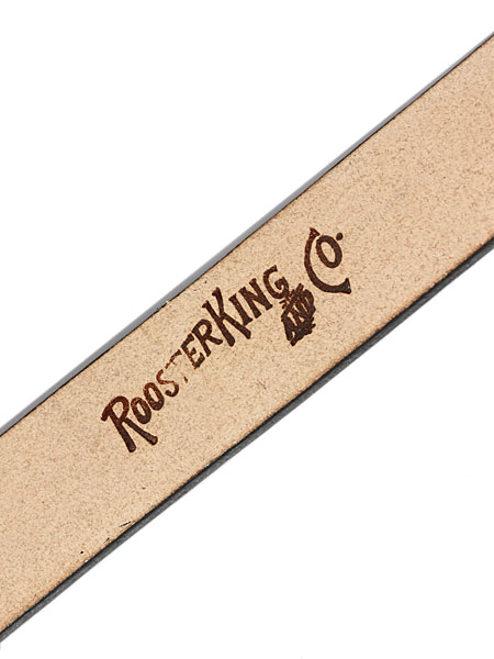 ベルト裏面に施されたRooster King & Co.のブランド焼き印をアップで写した画像で、レザーアイテムらしいクラフト感が伝わります。