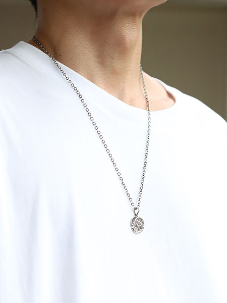 男性がDigby & Ionaのネックレスを着用し、胸元のバランスとサイズ感を写した着用イメージ。