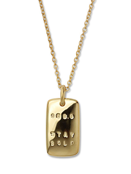 STAY GOLDの文字が刻まれたトップ部分のアップ画像、ゴールドの質感が美しく際立ちます。