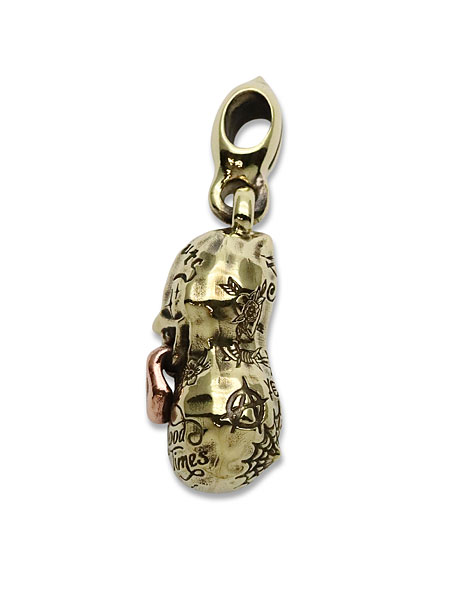 ベロ タトゥー ピーナッツを横から撮影し、立体的なフォルムと模様を確認できる写真。