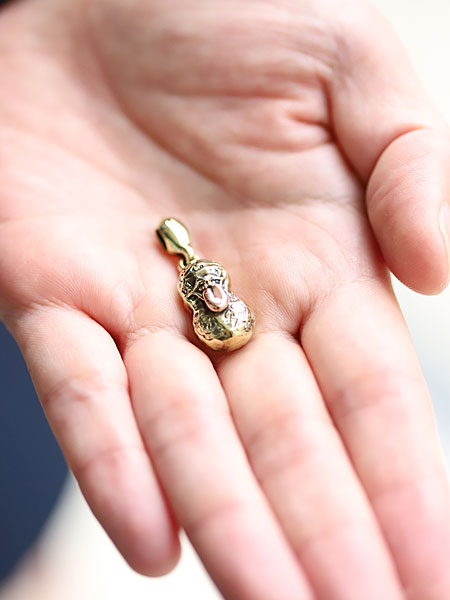 ベロ タトゥー ピーナッツ Sサイズを手のひらに乗せてサイズ感を伝える写真。