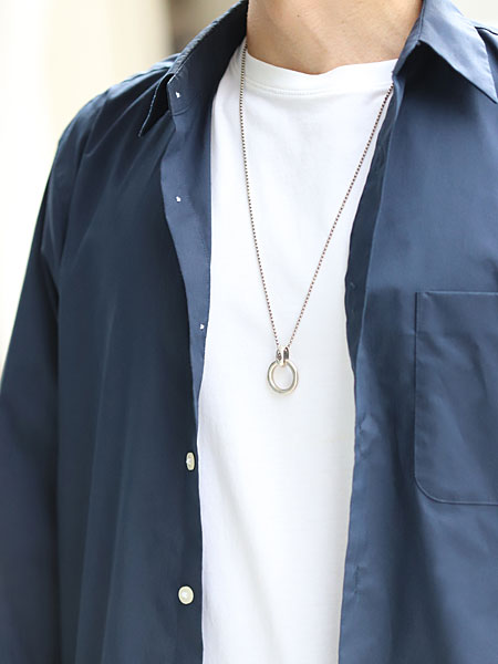 男性が長めのボールチェーンでRing Pendantを着用、ラフでリラックス感のあるスタイリング例。