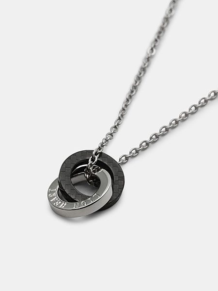 ブラックとシルバーのリングが重なり合うトップ部分をアップで撮影した画像。