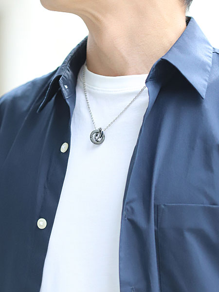 男性がラージダブルリングネックレスを着用している画像で、チェーンの長さとリングのサイズ感がわかる。