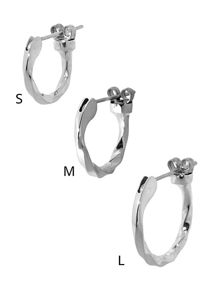 S M Lの3サイズのクロッシングピアスを並べて大きさを比較した画像。