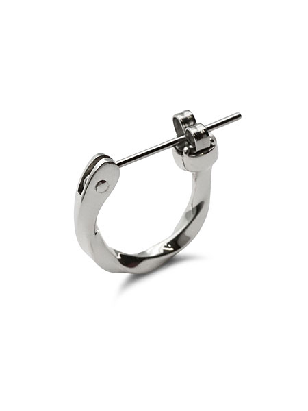 クロッシングピアス Sサイズを立てた状態で、斜め上から撮影した画像。