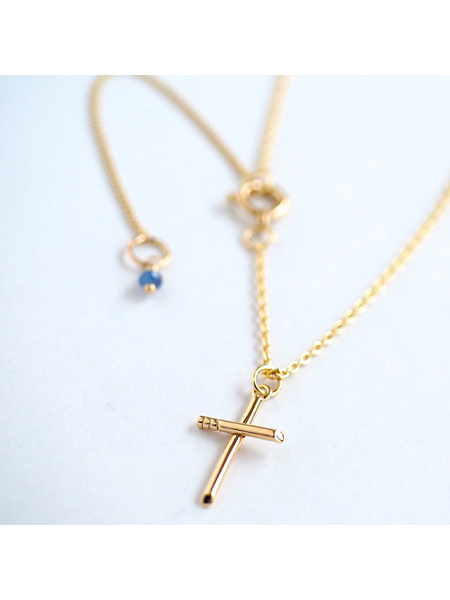 クロス ネックレスのトップ部分のクローズアップ写真。