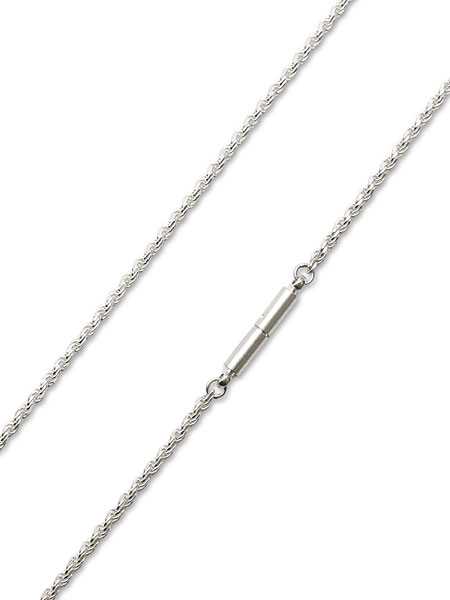 スティック状のクラスプを留めた状態をアップで撮影、滑らかなラインが続くデザインで、留め具も自然に馴染んでいる。