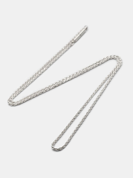 ロープ チェーン ネックレス全体を撮影、均一なツイストと細身のシルエットが洗練された印象。