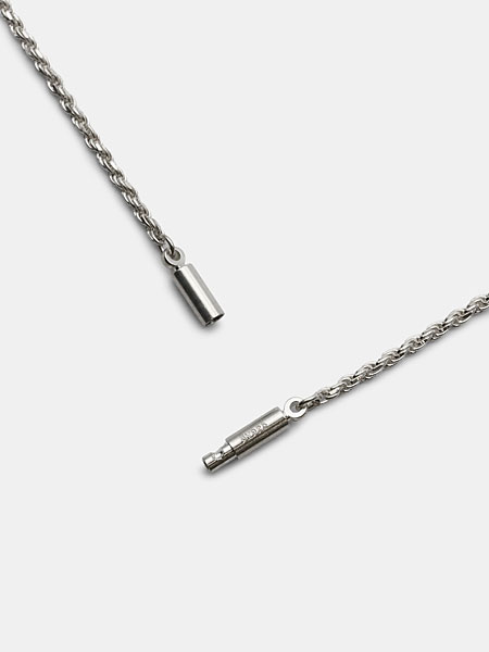 スティック状のクラスプを外した状態を撮影、丁寧な仕上げが際立ち、ディテールまで美しく整えられている。