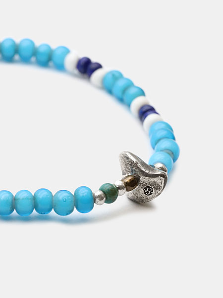 ブランドを象徴する39の刻印が入ったビーズ部分をアップで写した写真。