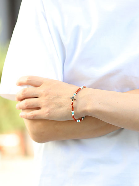 ヴィンテージ ビーズ ブレスレット ブラウンを男性が着用した正面カット、深みのあるブラウンが手元に落ち着いた雰囲気を添えている。