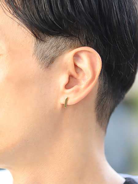 男性が、ワイズマンピアス 1 K18コーティングを着用した様子を横から写した画像、縦長のフォルムがスタイリッシュな印象。