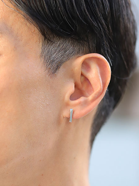 男性が、ワイズマンピアス 1 シルバーを着用した様子を横から写した画像、縦長のフォルムがスタイリッシュな印象。