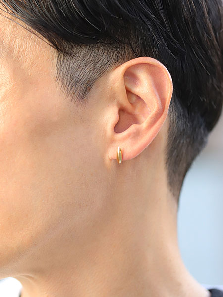 男性が、ワイズマンピアス 3 K18コーティングを着用した様子を横から写した画像、流線型のフォルムがスタイリッシュな印象。