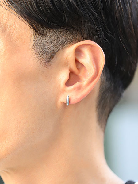 男性が、ワイズマンピアス 3 シルバーを着用した様子を横から写した画像、流線型のフォルムがスタイリッシュな印象。