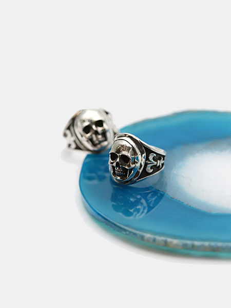 アゲートスライスの上に、スカルリングを乗せて撮影したディスプレイ画像。