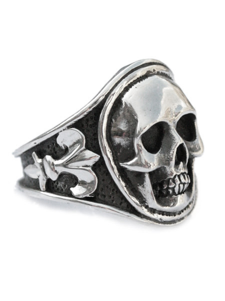 リングのサイドを撮影した画像、スカルの横顔とリリーフレアの彫刻が精密に浮かび上がっている様子が見て取れる。