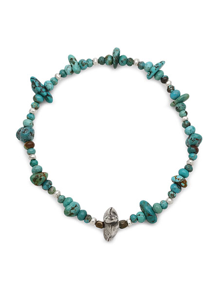 ターコイズのビーズを中心に、シルバーとブラスのパーツがバランスよく並ぶ全体カット、天然石の個性が際立つ。