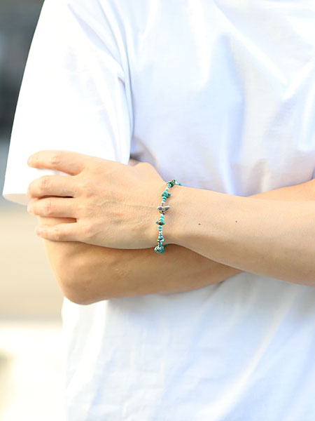 ターコイズ ビーズ ブレスレットを男性が着用した正面カット、深みのあるブルーグリーンが手元に爽やかさを添えている。