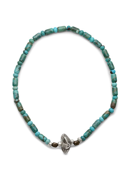 ターコイズビーズの配列や全体のバランスがわかる、ブレスレットを上から撮影した画像。