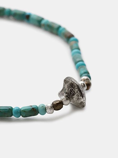 ブランドを象徴する39の刻印が入ったビーズ部分をアップで写した写真。