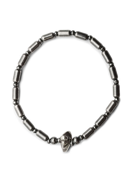 シルバービーズの配置や全体のフォルムがわかる、ブレスレットを上から撮影した画像。