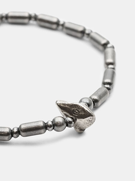 ブランドを象徴する39の刻印が入ったビーズ部分をアップで写した写真。